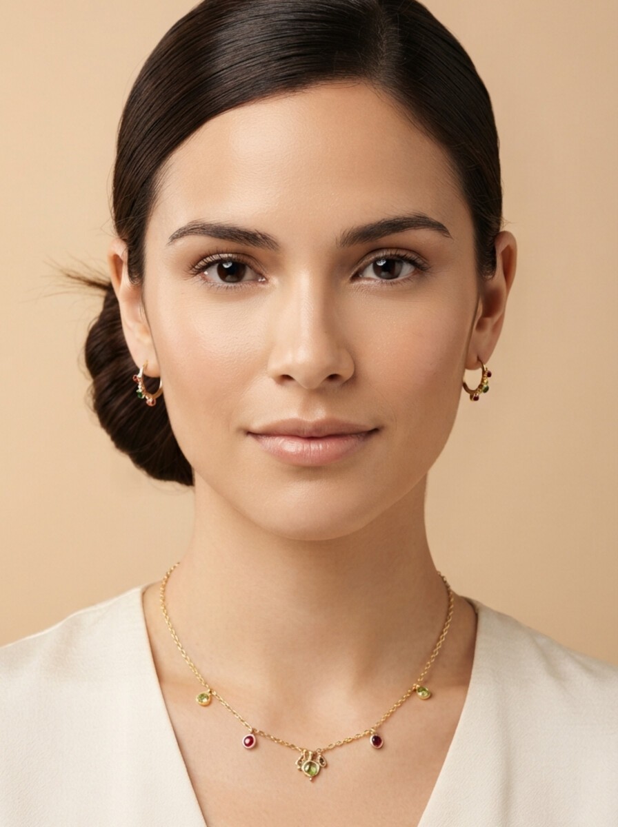 Atelier The Luxury Minerals: retrato en primer plano de modelo con cadena de oro 10K con dijes y piedras semipreciosas y aretes de oro