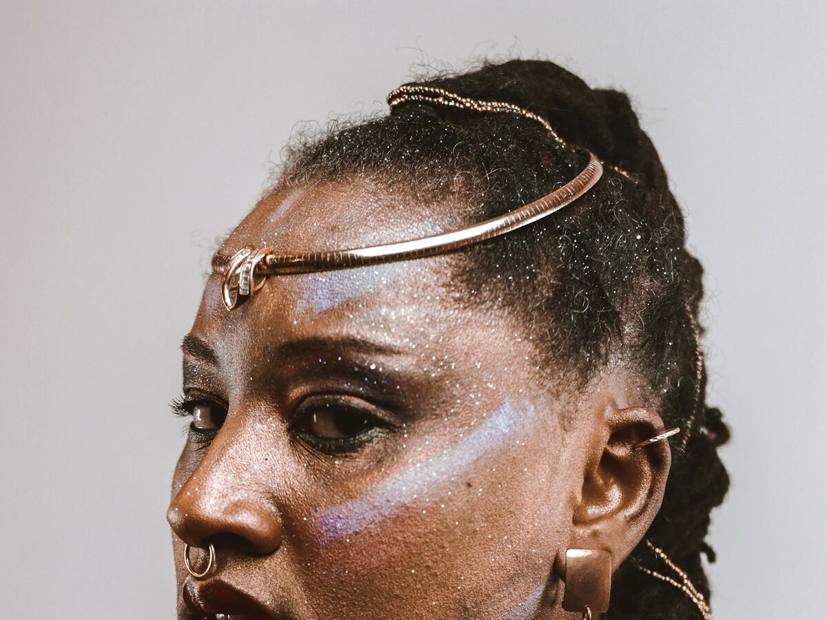 Modela negra luciendo joyeria de oro 10K con piedras semipreciosas naturales