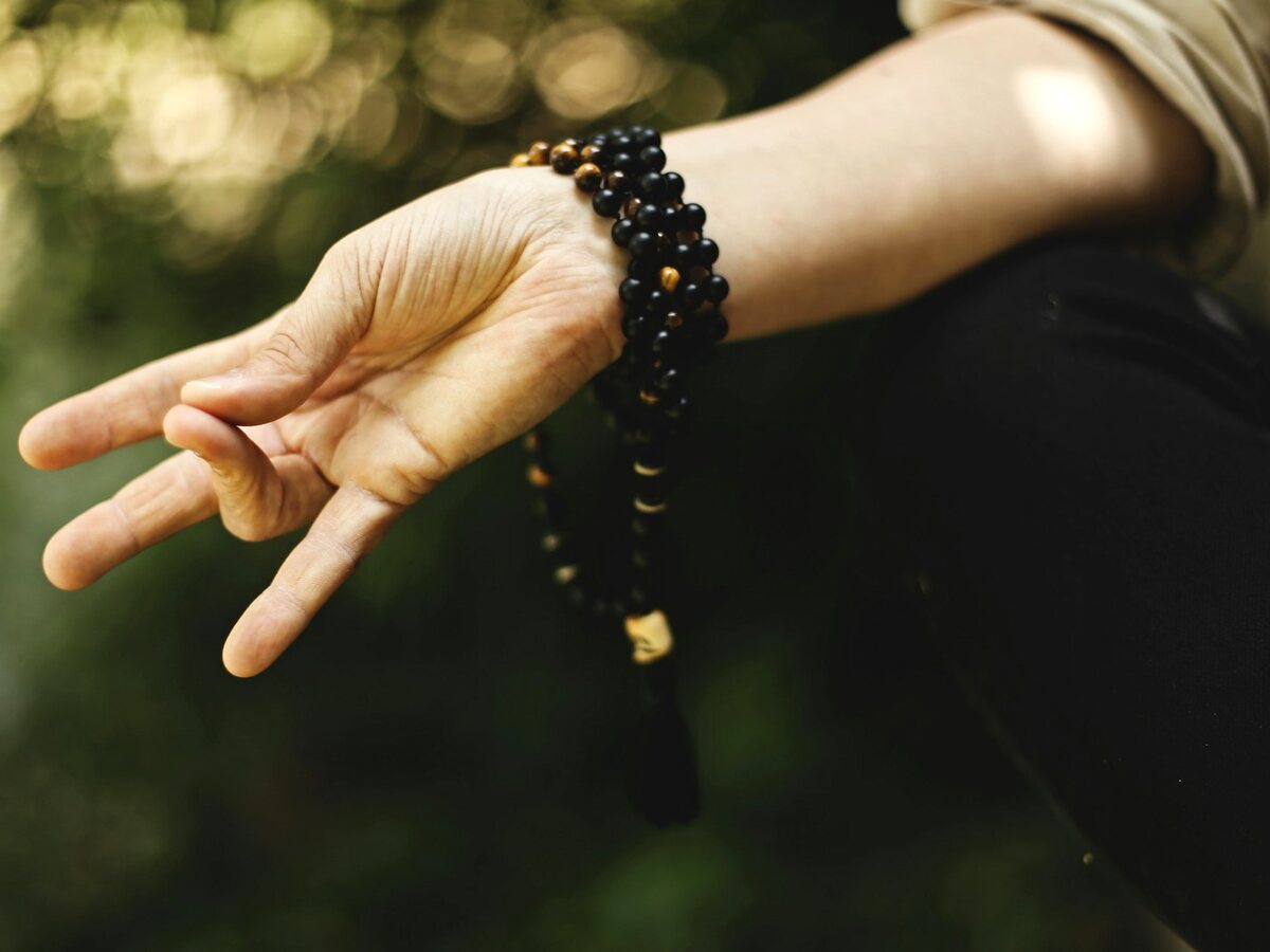 Pulsera de piedras semipreciosas naturales en la muneca de una modelo
