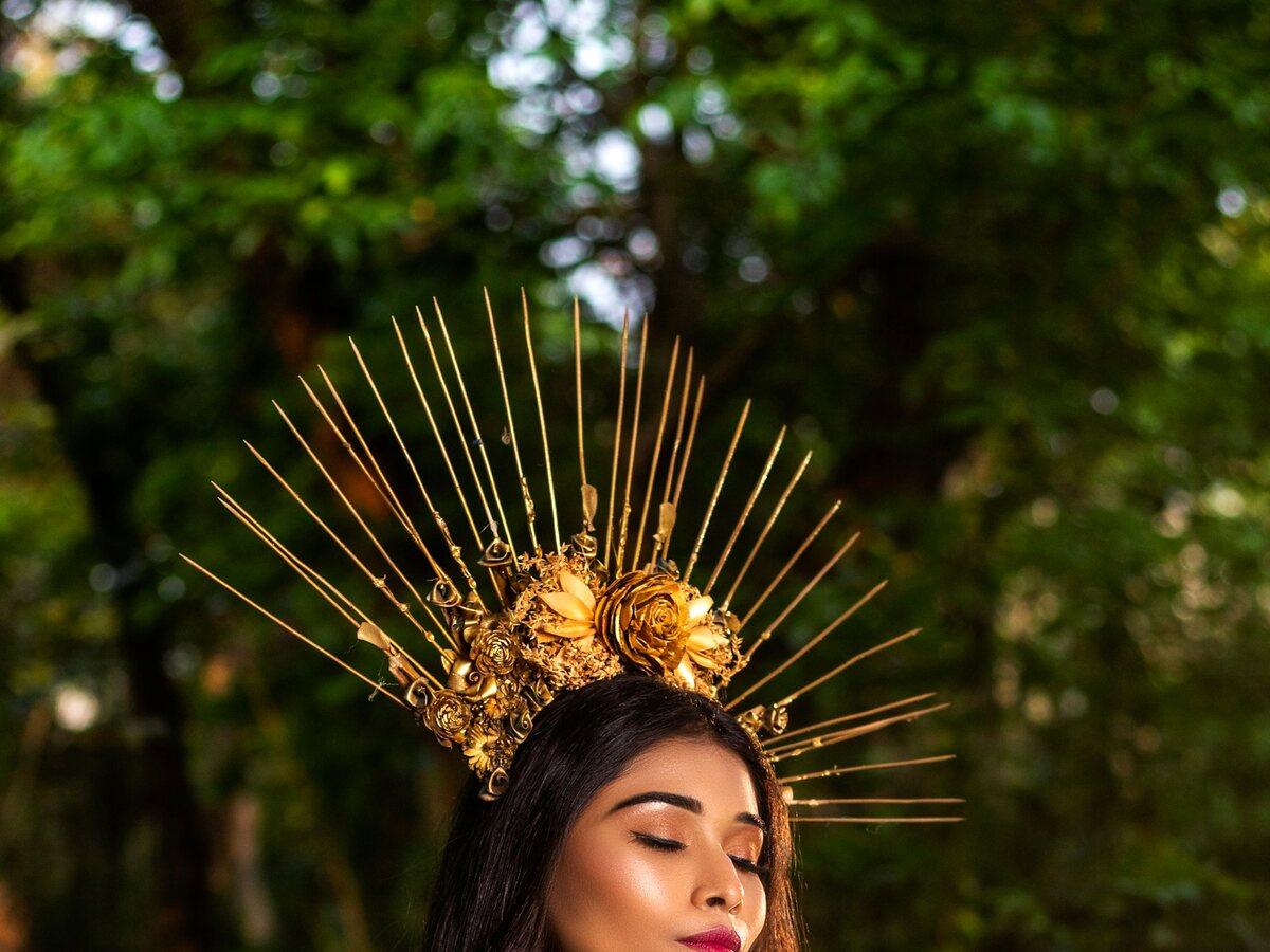 Modela con piezas metalicas y herrajes para joyeria en Panama