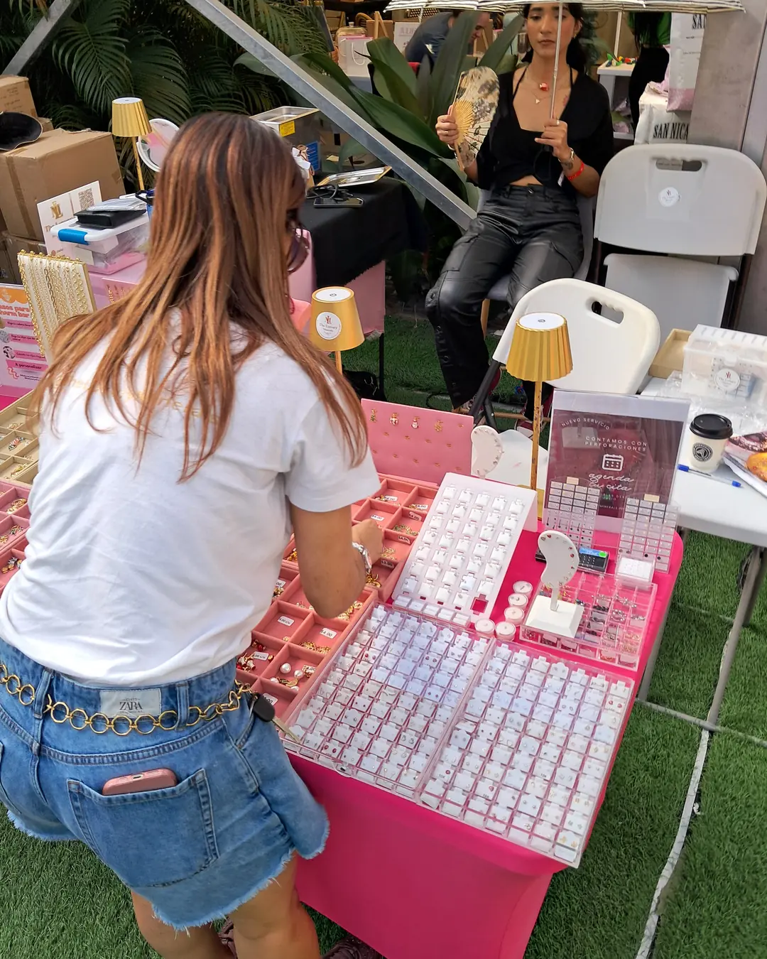Charm Bar de The Luxury Minerals, foto 2: clienta eligiendo sus charms en la mesa del Charm Bar