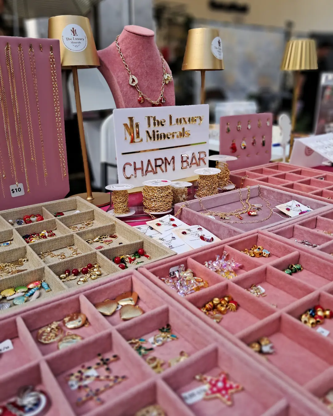 Charm Bar de The Luxury Minerals, foto 5: rotulo Charm Bar sobre las bandejas de dijes en oro 10K