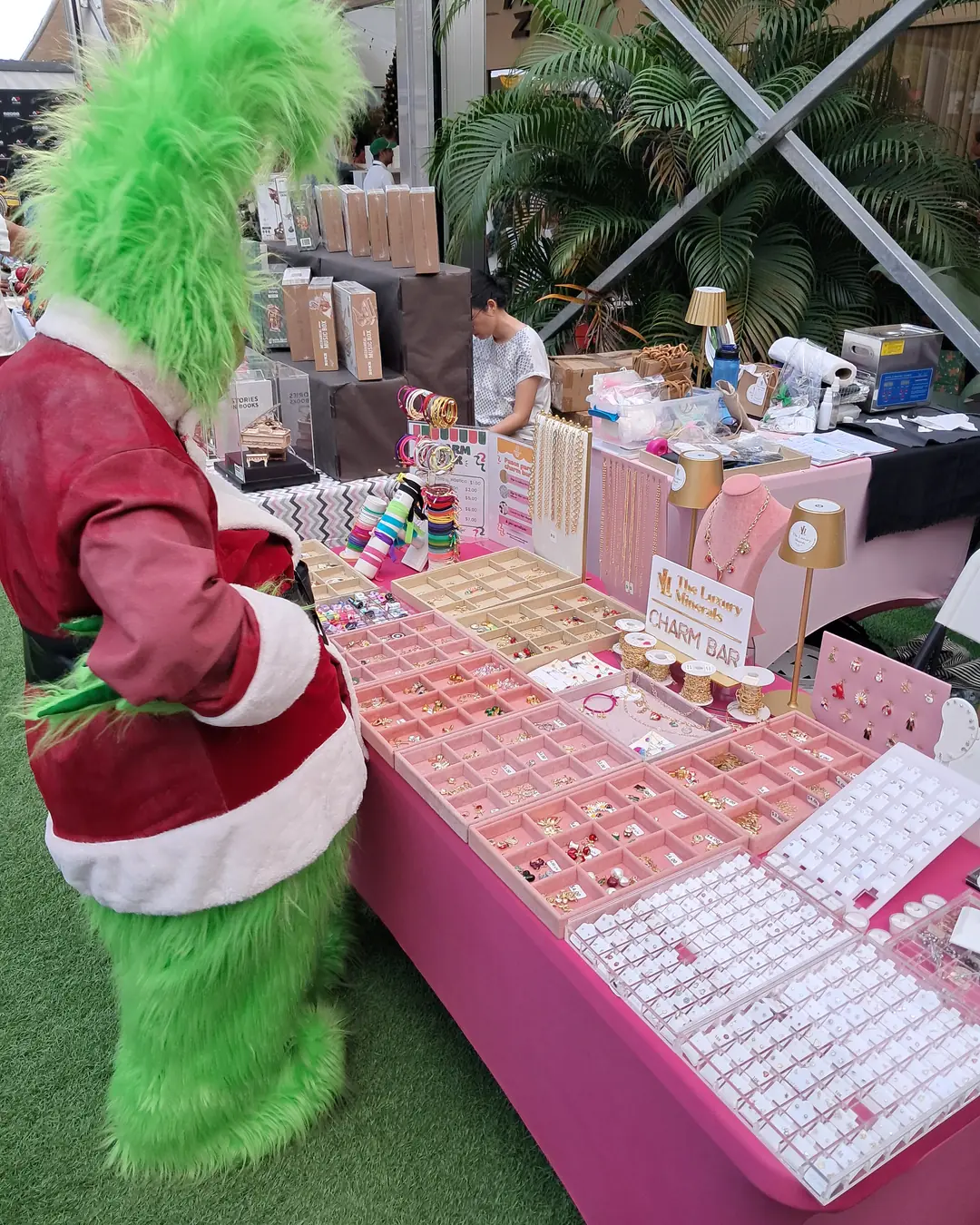 Charm Bar de The Luxury Minerals, foto 6: sorpresa disfrazada animando el stand del Charm Bar