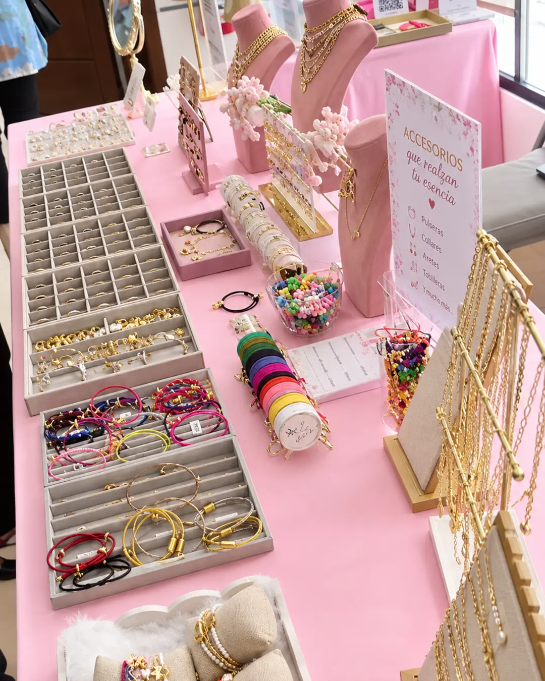 Charm Bar de The Luxury Minerals, foto 8: mesa del Charm Bar con pulseras armadas y dijes exhibidos