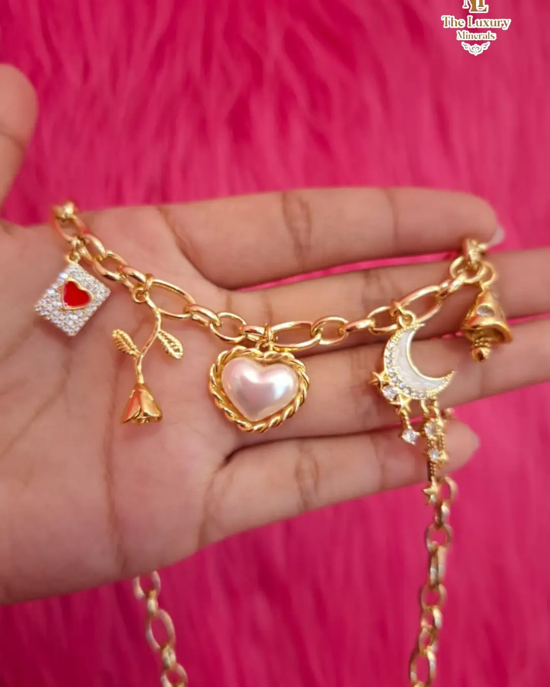 Charm Bar de The Luxury Minerals, foto 12: collar de charms dorados con dije de corazon esmaltado en rojo