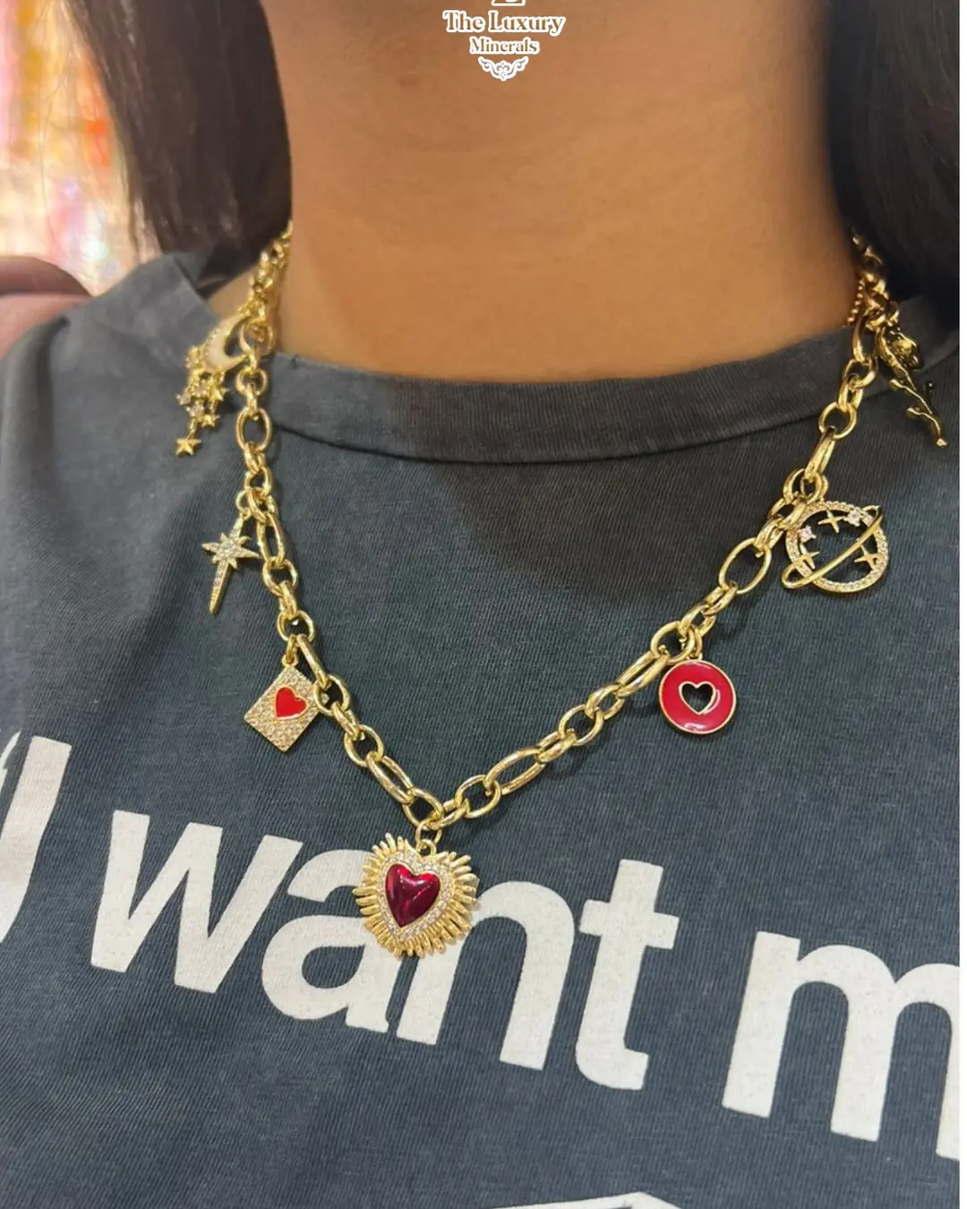 Charm Bar de The Luxury Minerals, foto 13: collar y pulsera a juego de charms dorados con dijes de colores