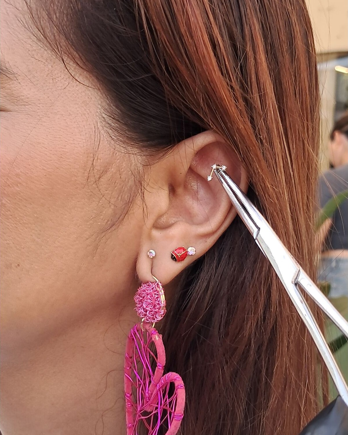 Invitada revisando su nuevo piercing en el espejo