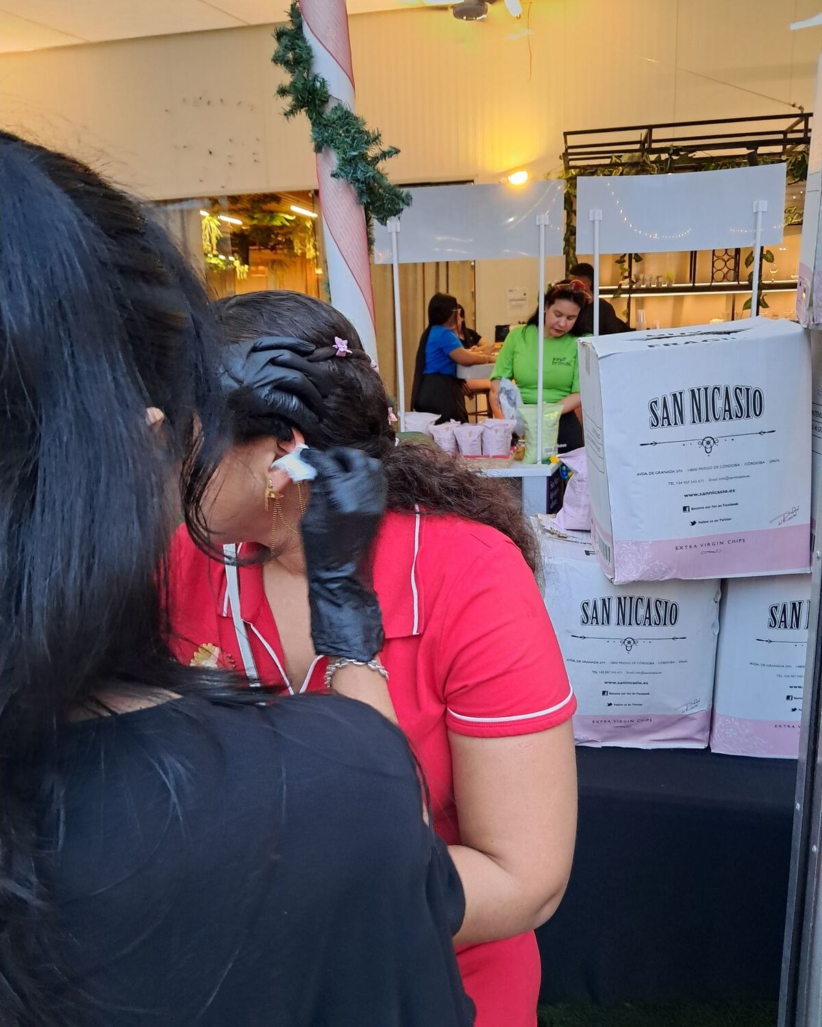 Aplicación de piercing en ambiente cómodo y seguro con luz natural