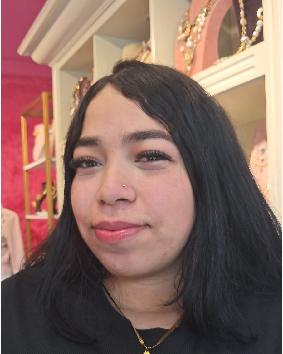 Invitada mostrando su piercing de cartilage recién hecho