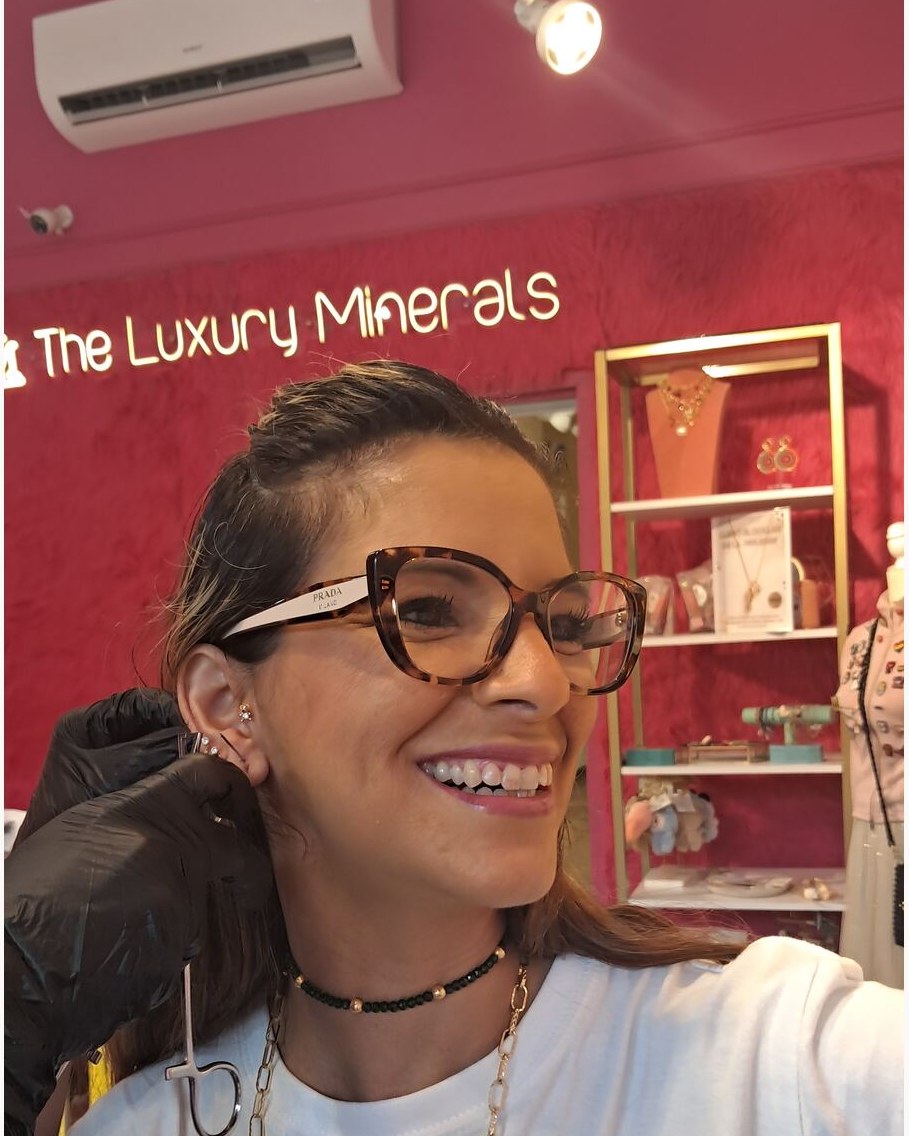 Aplicación de piercing con técnica segura y material desechable