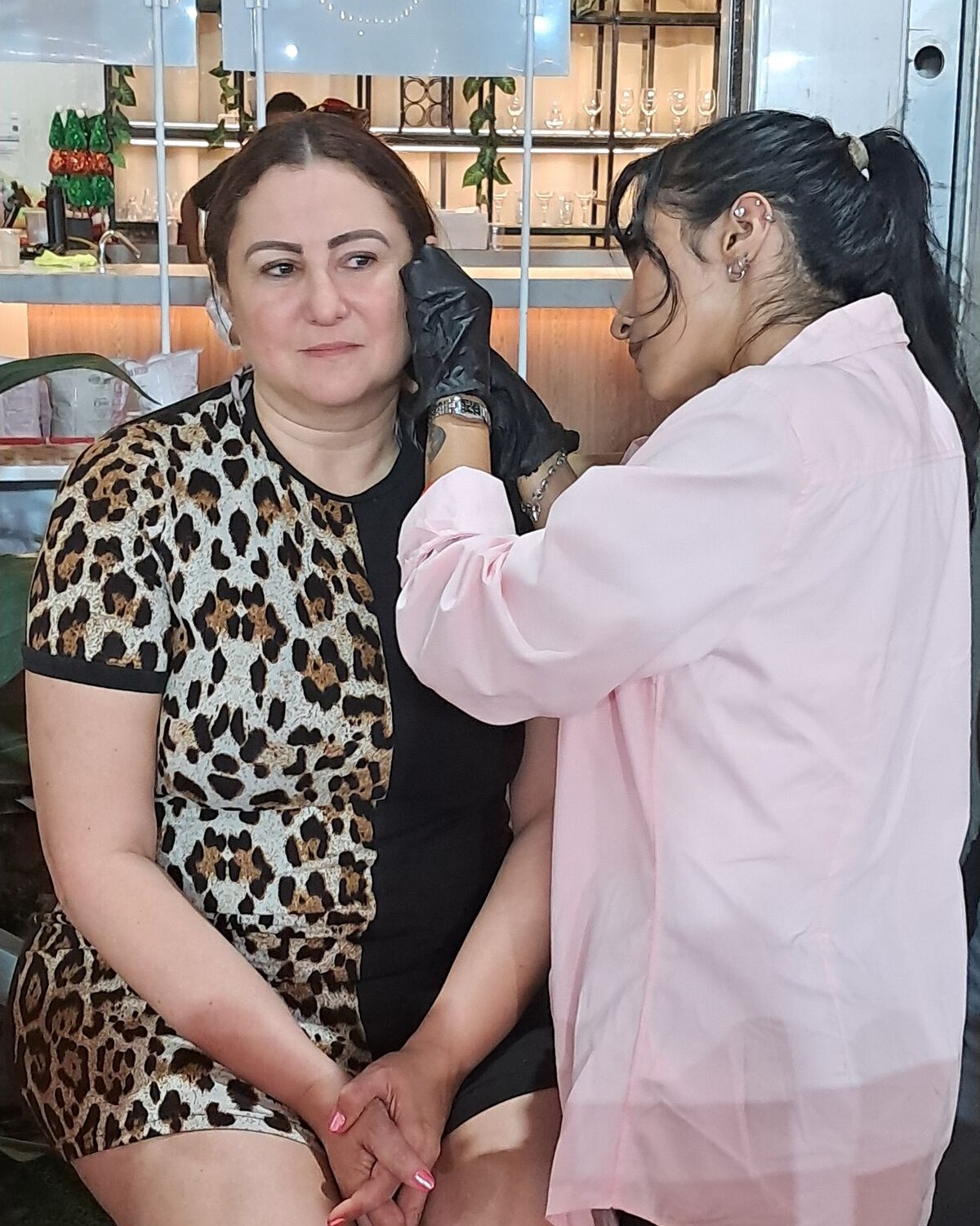Detalle de oreja con múltiples piercings y topitos de oro