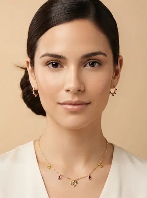 Modelo con collar de dijes de colores