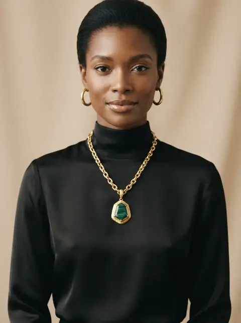 Modelo con collar de piedra verde y cadena dorada