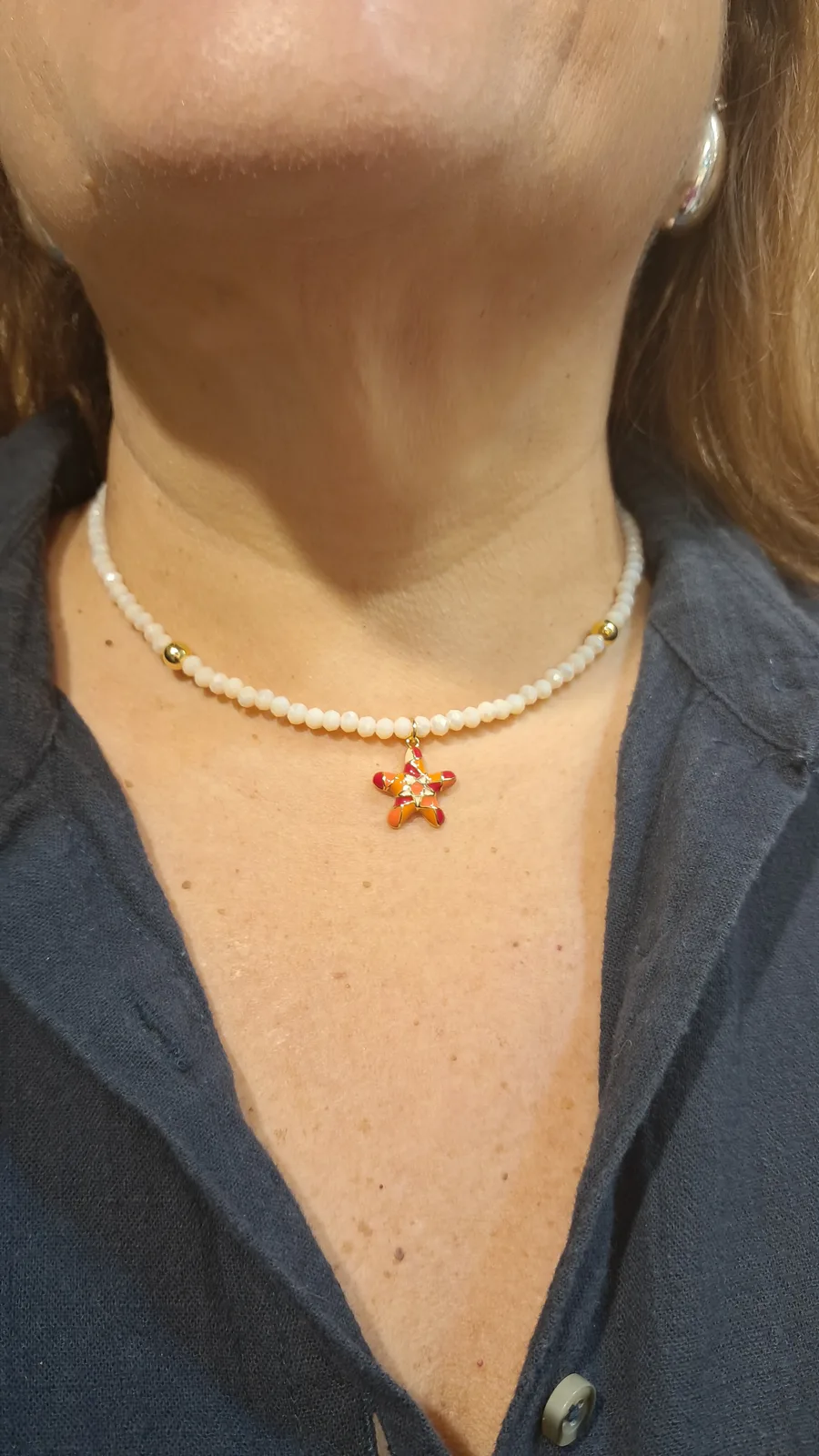 Choker Party de The Luxury Minerals, foto 1: choker de perlas con dije de estrella esmaltado en una Choker Party de The Luxury Minerals