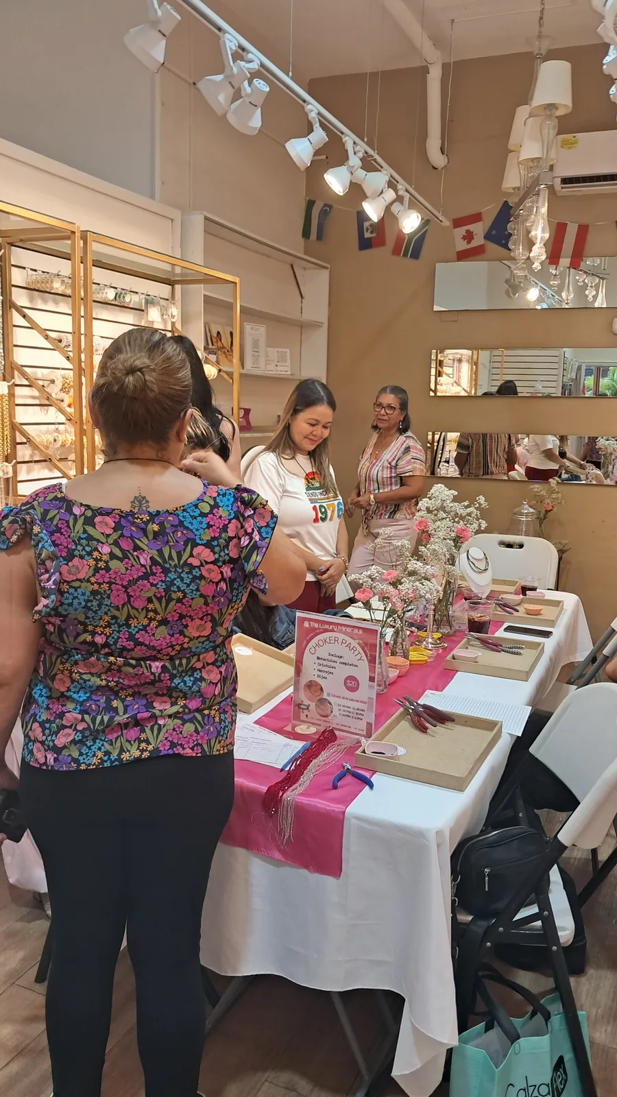 Choker Party de The Luxury Minerals, foto 2: mesa del taller Choker Party con clientas eligiendo cadenas y piedras en la tienda