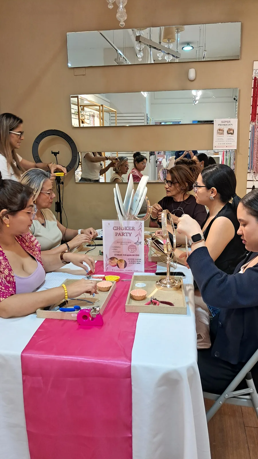 Choker Party de The Luxury Minerals, foto 6: grupo de participantes armando sus chokers en la mesa del taller Choker Party