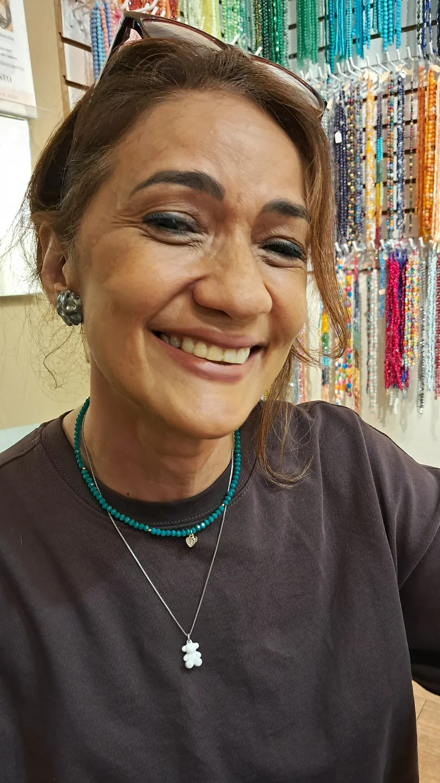 Choker Party de The Luxury Minerals, foto 7: clienta sonriente con collar de mostacillas turquesa y dije de oso