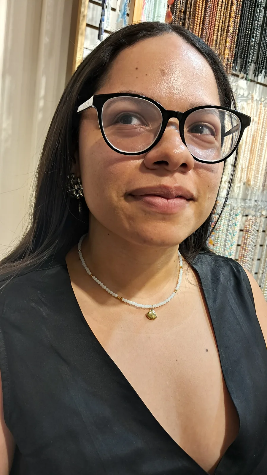 Choker Party de The Luxury Minerals, foto 8: clienta con choker de mostacillas blancas y dije dorado de concha