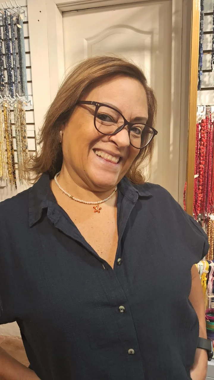 Choker Party de The Luxury Minerals, foto 9: clienta con choker de perlas y dije de estrella en una Choker Party