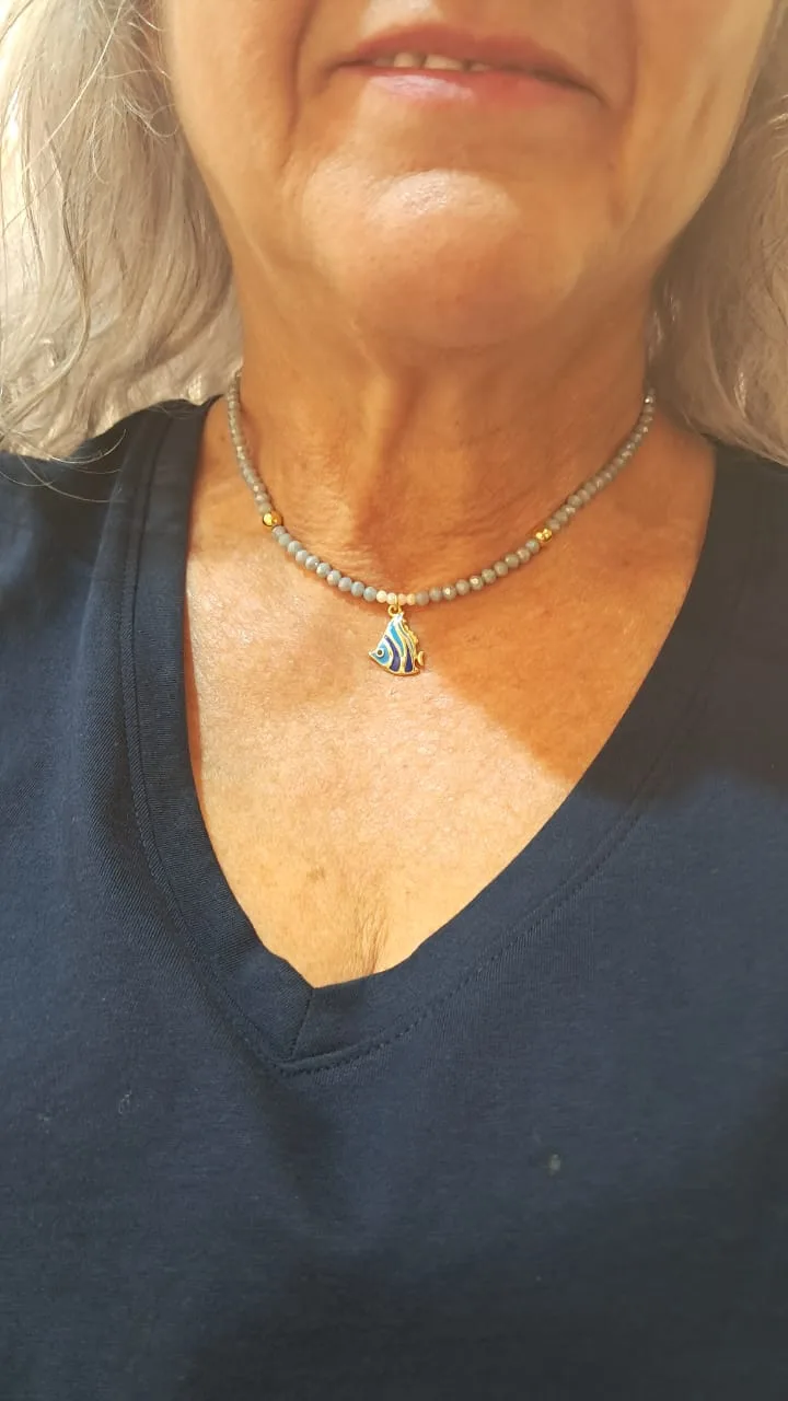 Choker Party de The Luxury Minerals, foto 10: choker de mostacillas grises con dije de pez en esmalte azul hecho en la Choker Party