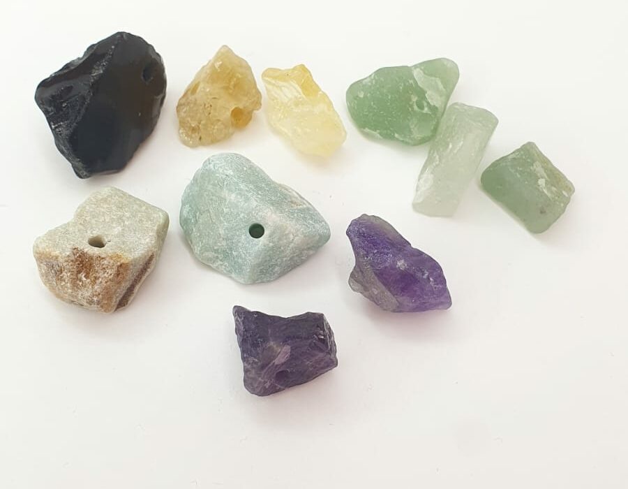 Piedras semipreciosas sin pulir listas para clasificar en un taller de joyeria
