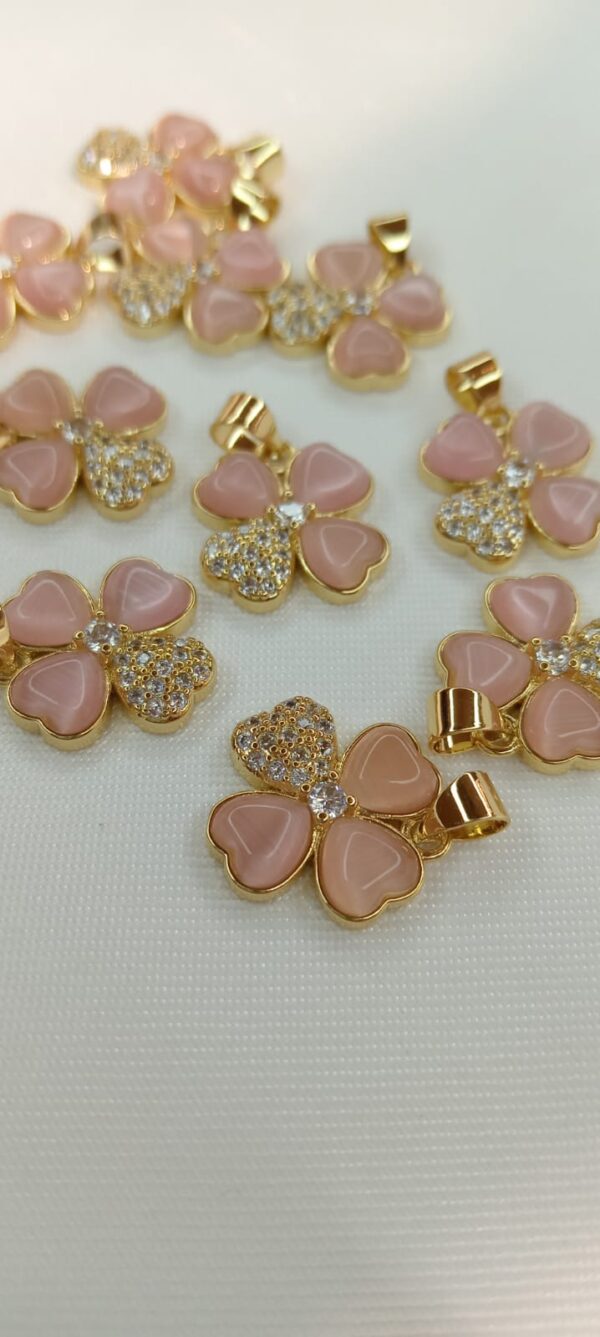 3836 Dije trebol rosa y cristal