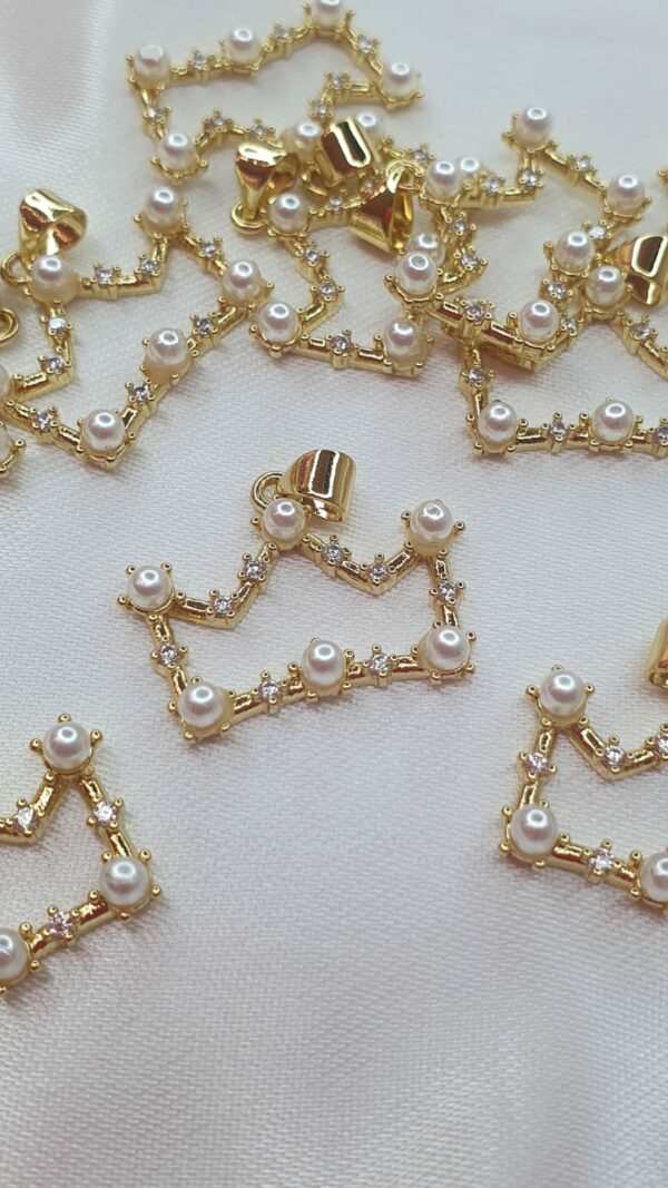 Dijes de corona con perlas