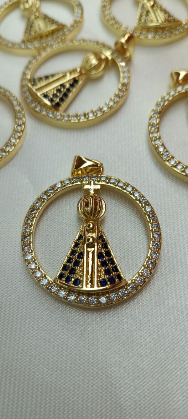 Dije circular circones Virgen de Caridad del Cobre