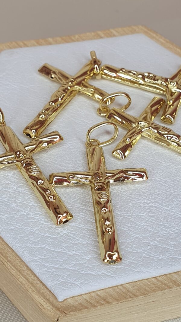 Dije grande cruz con textura y Jesucristo