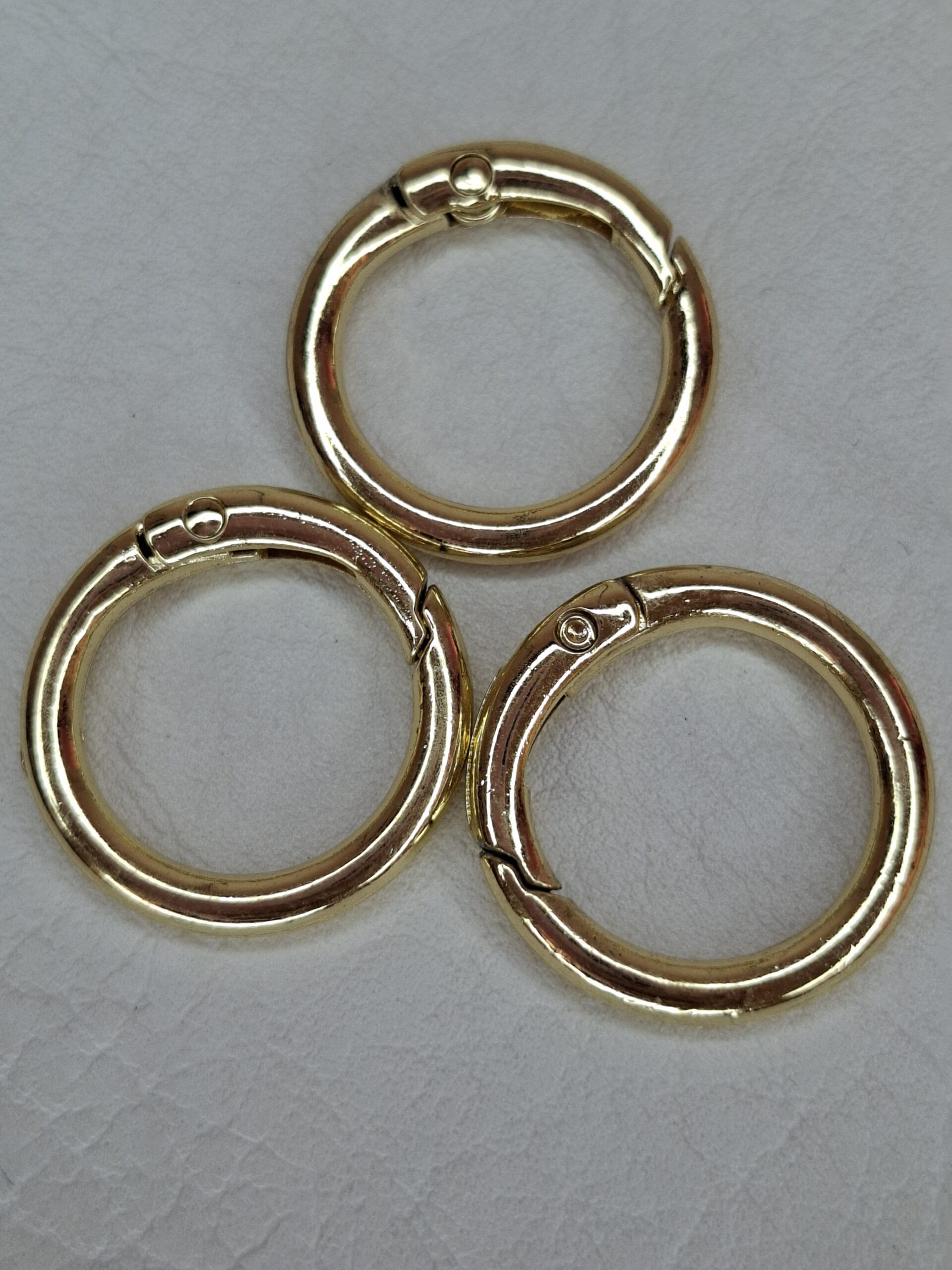 Aro conector para cartera estilizado dorado