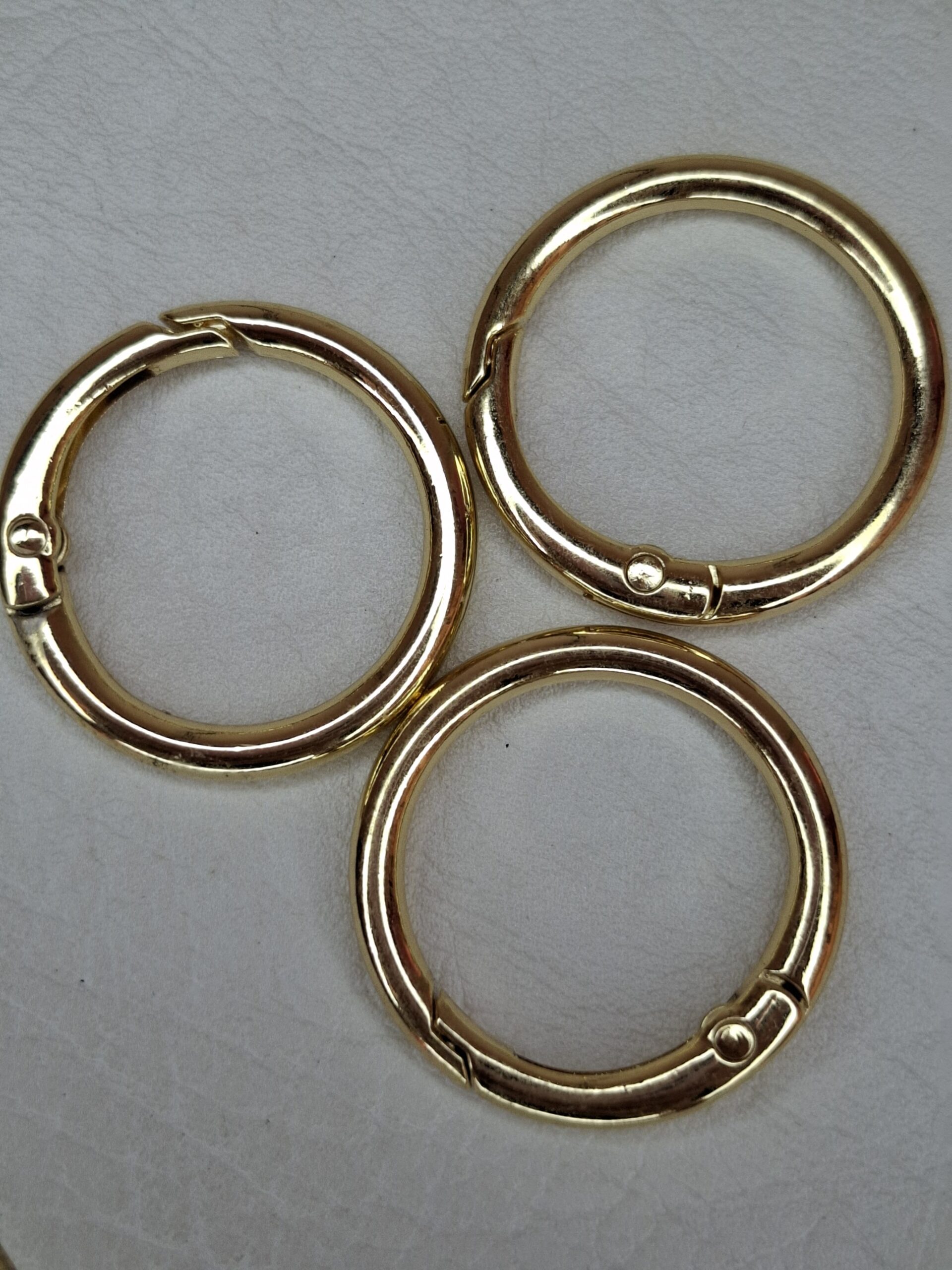 Aro conector para cartera estilizado dorado